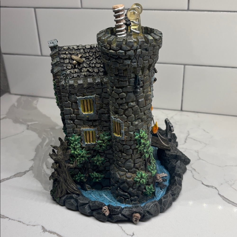 Hawthorne Village Halloween Universal Monsters ~ Frankenstein's Castle W/Figure - Picture 4 of 10